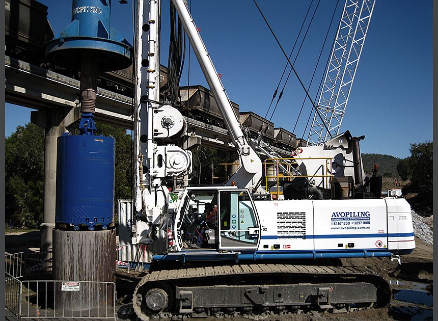 Bauer BG40 drilling 1.8m dia. piles into 300MPa material